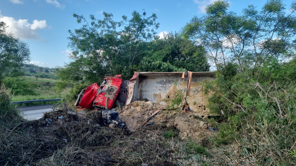 O caminho envolvido no sinistro de trnsito foi removido do local e os outros carros seguem no local aguardando guincho (Foto: Reproduo/PRF)