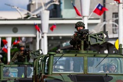 Veculos militares patrulham fora do aeroporto de Songshan, em Taipei