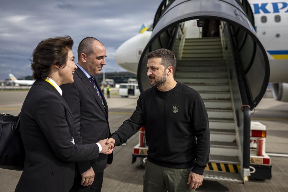 O presidente da Ucrnia, Volodymyr Zelensky,  recebido pela embaixadora da Ucrnia na Sua, Iryna Wenediktowa, ao chegar ao aeroporto de Zurique (Foto: MICHAEL BUHOLZER / POOL / AFP
)