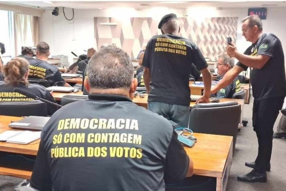 
Vestindo camisetas com a inscrio "democracia s com contagem pblica dos votos", integrantes dos movimentos conservadores se reuniram com parlamentares aliados do ex-presidente (foto: Evandro boli/CB/DA.Press)