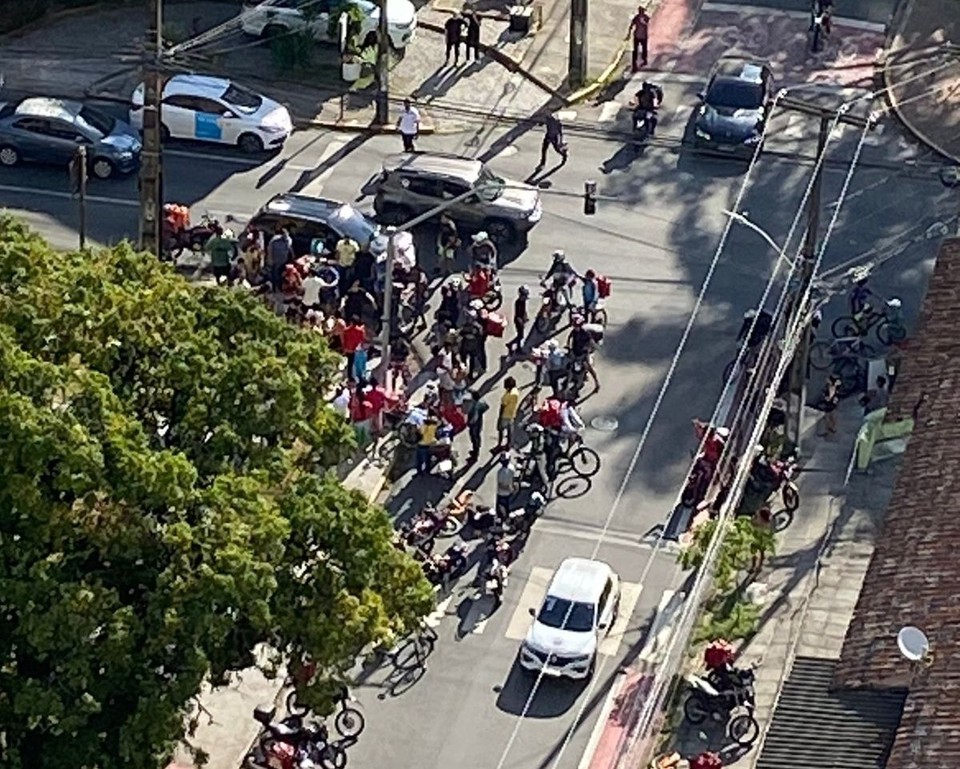 As agresses ocorreram nas proximidades de uma academia privada localizada na avenida (Foto: Reproduo/Whatsapp)