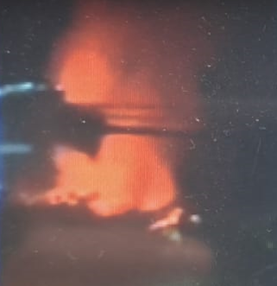 Imagem divulgada em redes sociais mostra fogo na fbrica  (Foto: Rede Social )