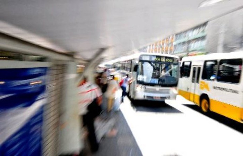 Assaltos a nibus assustam usurios do transporte pblico da Regio Metropolitana (Foto: Arquivo/DP)