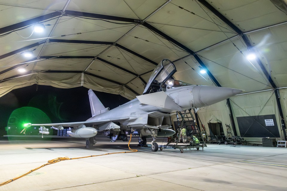 Avio Typhoon para RAF Akrotiri perto de Limassol, em Chipre, aps atingir alvos militares no Imen (Crdito: SGT LEE GODDARD / MOD / AFP)