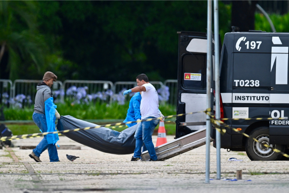 Pelas imagens,  possvel ver o momento que o homem-bomba joga explosivos prximo  Esttua (Crdito: EVARISTO SA / AFP)