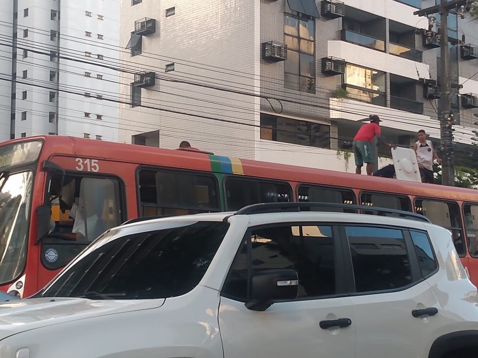 Flagrante de surfe em nibus foi feito no Recife  (Foto: Ricardo Novelino/DP)