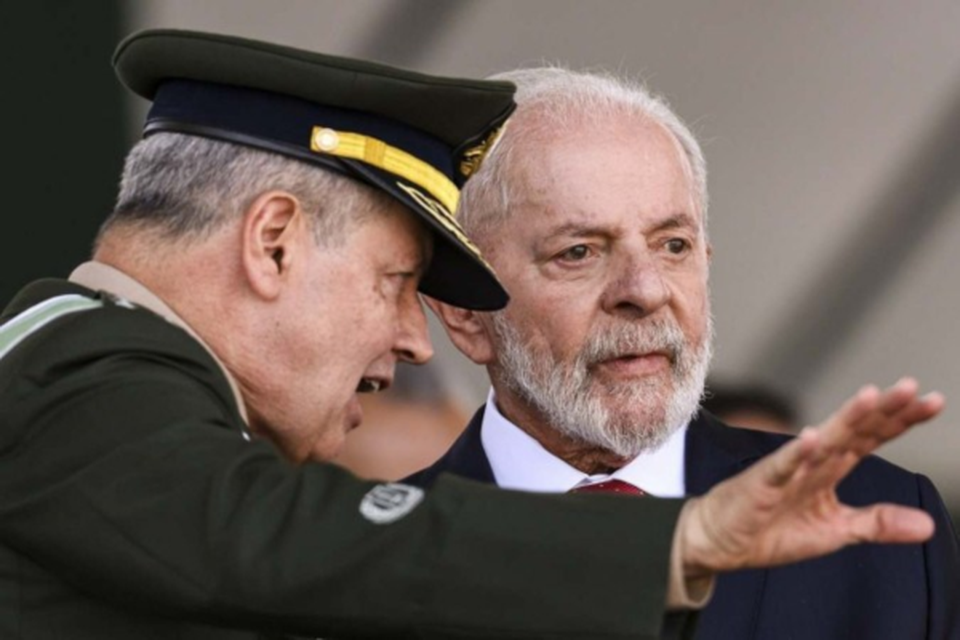 O comandante do Exrcito, general Toms Paiva, e o presidente Lula na solenidade do Dia do Soldado: chefe do Executivo no discursou (Crdito: Marcelo Camargo/Agncia Brasil )