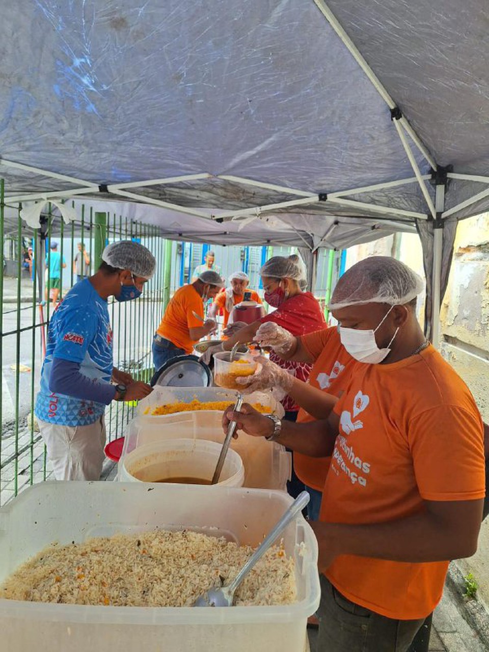 As aes da iniciativa acontecem, quinzenalmente, na rua da Conceio, no centro do Recife, com as entregas de 250 sopas, no sbado, e 350 almoos, no domingo.  (Foto: Divulgao )