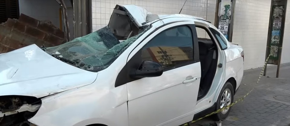 Carro branco derrubou porto de prdio e atingiu veculo na garagem  (Foto: Reproduo)