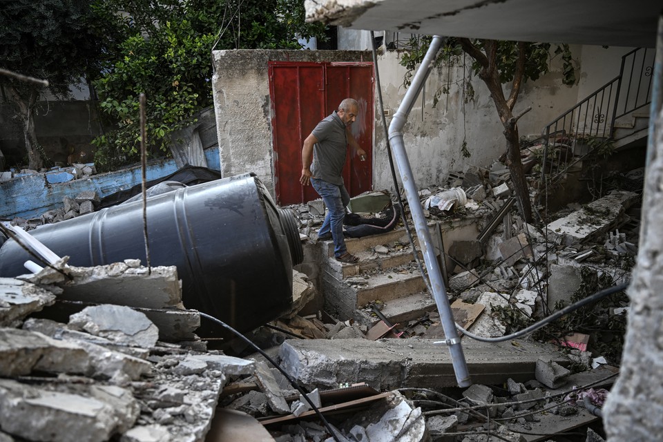 Morador verifica danos no quintal de uma casa aps ataque militar israelense no campo de refugiados de Jenin, na Cisjordnia ocupada (Foto: RONALDO SCHEMIDT / AFP)