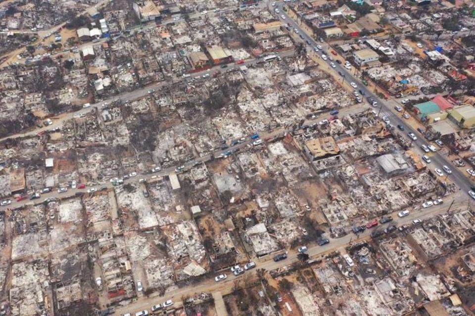 Vista area de residncias destrudas em Quilpue, municpio de Via del Mar: corpos nas ruas  (Foto: Rodrigo Arangua/AFP
)