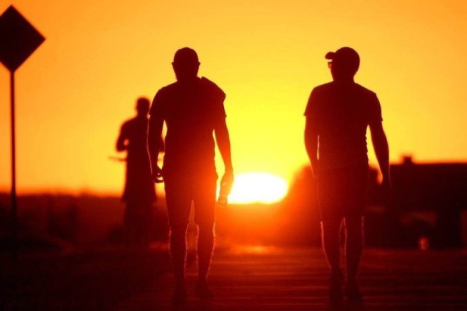 Nos dias de muito calor, a recomendao  aumentar a ingesto de gua e usar roupas leves (foto: Ed Alves/CB/DA.Pres)