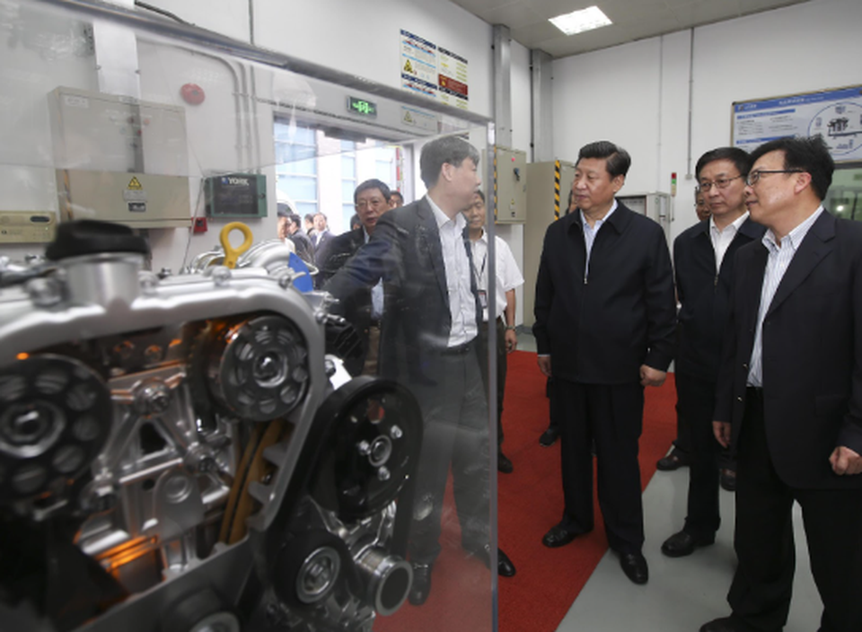 Xi Jinping aprende sobre o desenvolvimento de veculos de nova energia durante uma inspeo  SAIC Motor em Shanghai, leste da China, em 24 de maio de 2014 (Foto: Xinhua/Lan Hongguang)