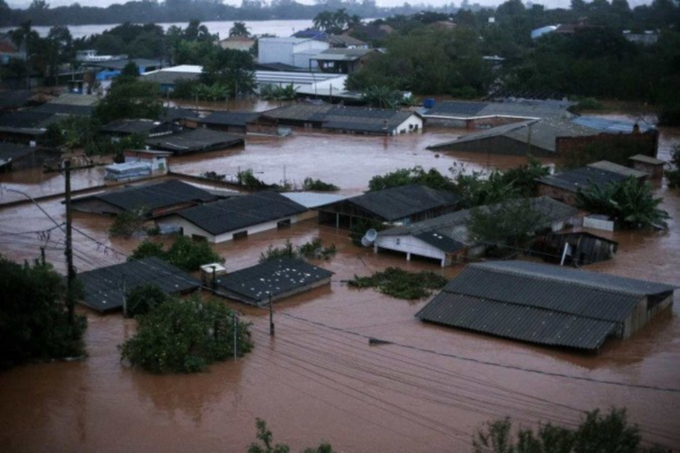 Vista geral das casas afetadas pela enchente do rio Jacu em Eldorado do Sul. Municpios e o prprio estado acabam ignorando o plano de manejo dos cursos d'gua (Crdito: ANSELMO CUNHA / AFP)