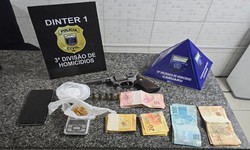 Na operao foram apreendidas armas, munies, drogas, alm de uma balana de preciso e dinheiro em espcie