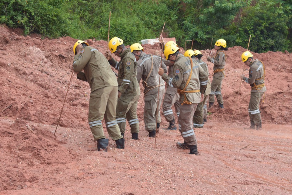 Bombeiros fazem treinamento em rea de deslizamento de terra  (Foto: Arquivo/DP)