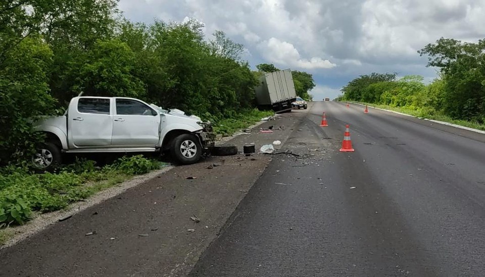 A coliso aconteceu no KM45, da rodovia BR-116, em Salgueiro, no Serto do Estado  (Foto: Divulgao/PRF )