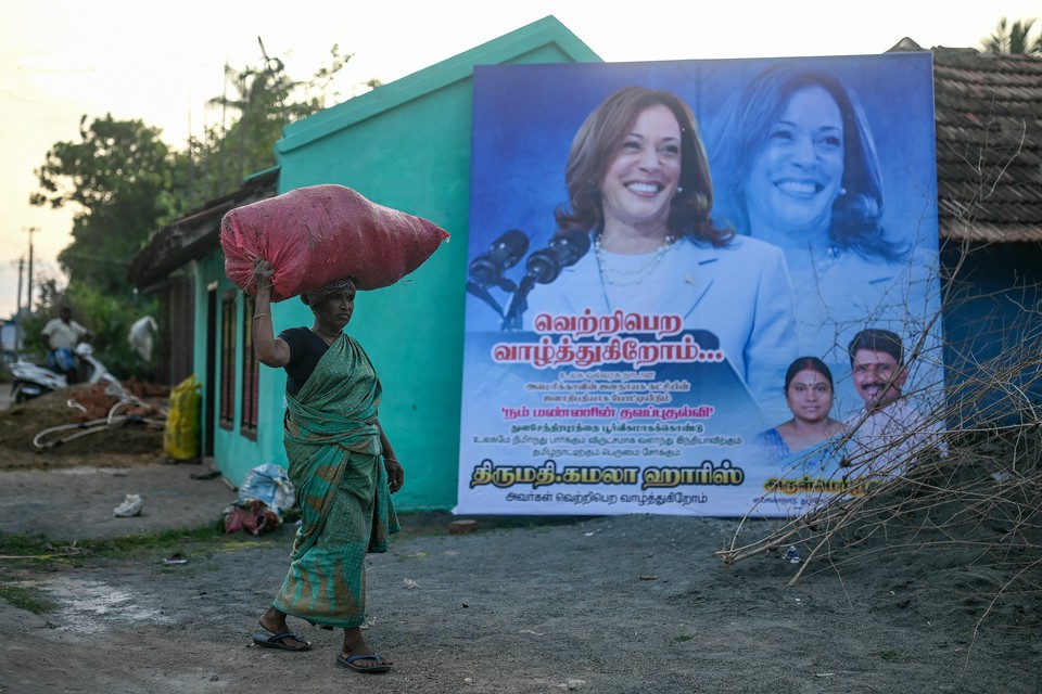 Imagem de Kamala  exibida em portas de templo (foto: Idrees MOHAMMED / AFP)