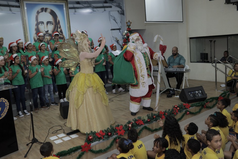 Papai Noel levou alegria para crianas atendidas por instituies (Foto: Neoenergia/ Divulgao )