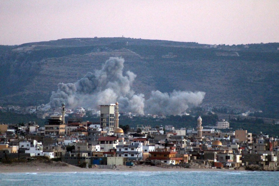 Foto tirada na cidade de Tiro, no sul do Lbano, mostra fumaa saindo do local de um ataque areo israelense que teve como alvo a vila de Qlayle (Foto: Kawnat HAJU / AFP)