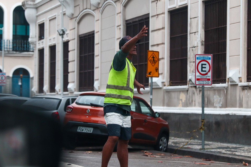 Atualmente,  bastante comum encontrar os guardadores de carros em ruas nas proximidades de eventos, como shows e jogos de futebol (Foto: Ruan Pablo/DP)