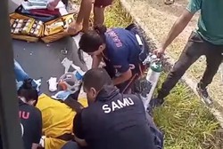 Homem  socorrido em estado grave aps ser atropelado por nibus em Paulista (Foto: Reproduo/Whatsapp)