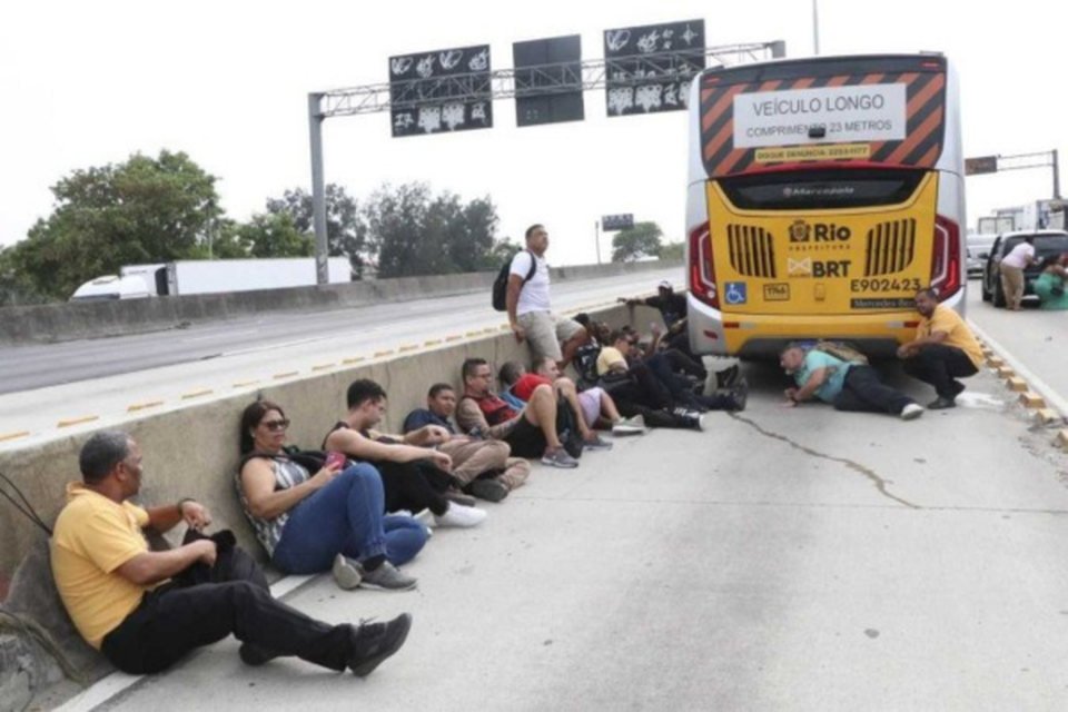 Sem sada: no meio do fogo cruzado, passageiros de um nibus tiveram que buscar proteo na mureta divisria da Avenida Brasil, que foi interditada (Crdito: Jos Lucena/AE)