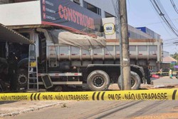 Acidente com caminho em So Sebastio neste sbado (21/9) deixou rastro de destruio