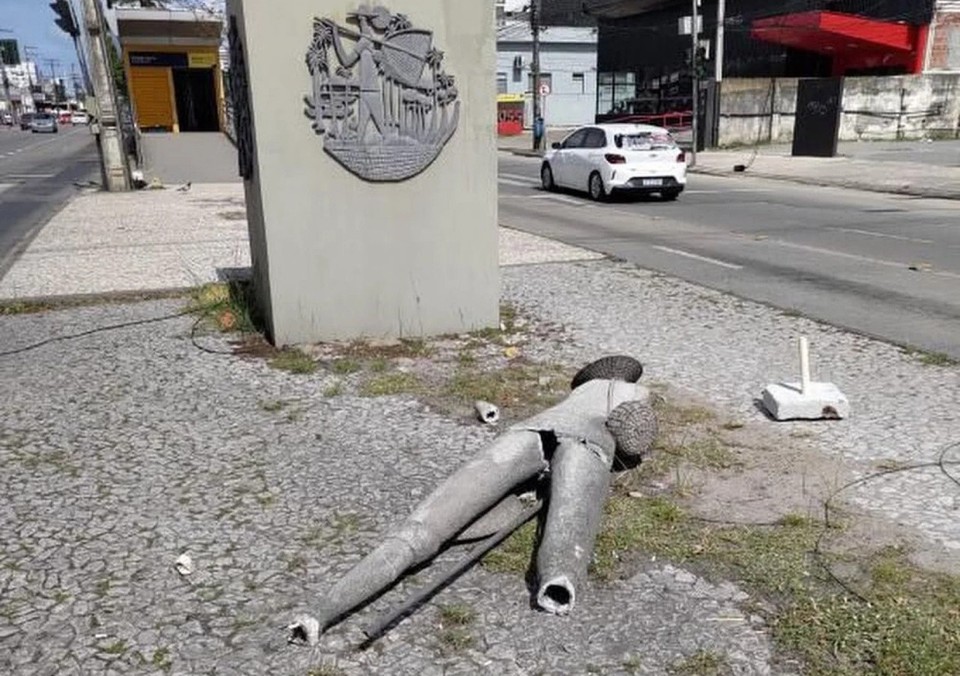 A obra danificada era um escultura de 3,10m de altura feita com o intuito de homenagear os artistas da regio, que sediou nos anos 1980 o movimento ''Iputinga Bairro dos Artistas'', criado por Val Bonfim (Foto: Reproduo/Instagram)