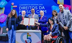 
Lula assinou o decreto na 5 Conferncia Nacional dos Direitos da Pessoa com Deficincia