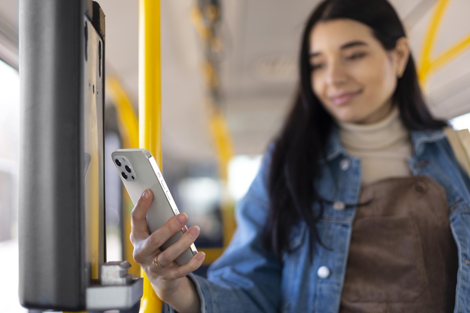 Os passageiros faro a leitura do QRCode com o celular e pagaro pelo aplicativo do banco (foto: Freepik)