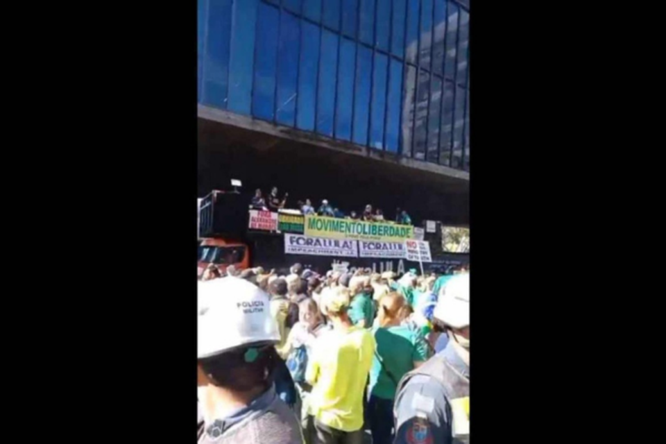 Manifestao convocada por bolsonaristas, como Carla Zambelli e Marcel Van Hattem, na Avenida Paulista pediu impeachment de Lula e de Alexandre de Moraes
 (crdito: Reproduo/Redes Sociais)