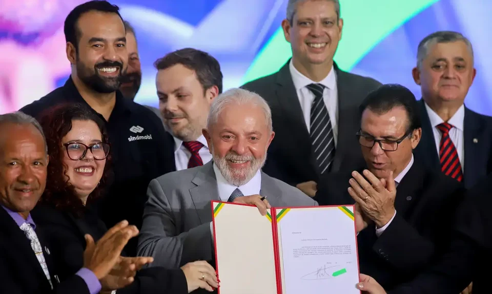 O tempo de trabalho do motorista no poder ultrapassar 12 horas por dia (foto: Antnio Cruz/Agncia Brasil )