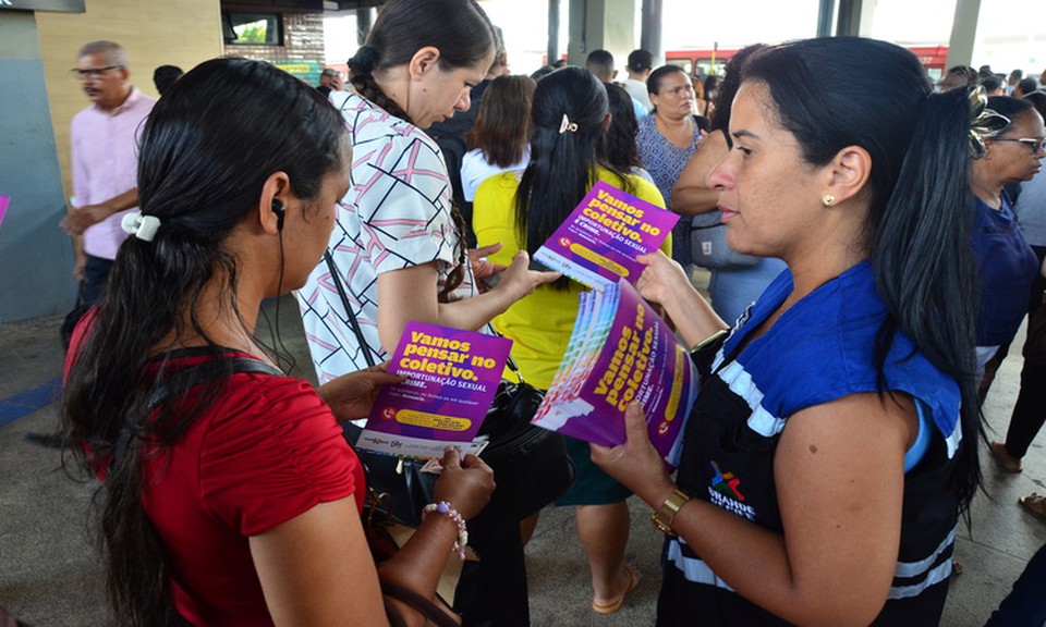 No local, tcnicos de educao e fiscalizao do CTM realizaram distribuio de panfletos e esclareceram aos usurios de nibus como identificar e denunciar a importunao sexual (Foto: Divulgao)