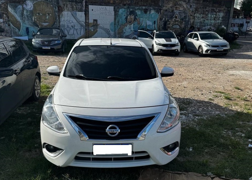 Carro roubado foi levado para o ptio de delegacia  (Foto: Arquivo )