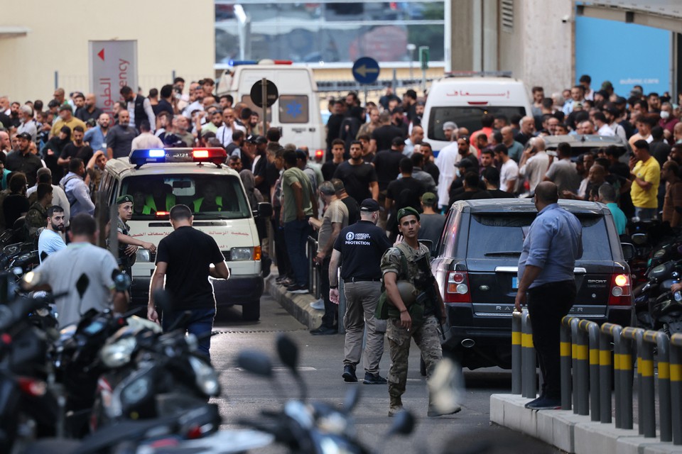 Movimentao de ambulncias em frente a hospital em Beirute (ANWAR AMRO / AFP
)