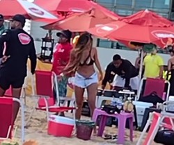 A vtima estava em uma barraca de praia quando foi atingida com uma facada na perna. 