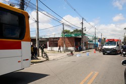 Ciclista  atropelado por nibus e morre no Recife  (Foto: Marina Torres/DP)