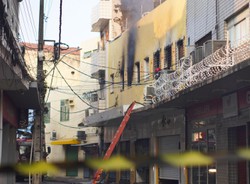 Incndio atinge duas lojas no Centro; uma delas corre risco mais srio, diz Corpo de Bombeiros (Foto: Francisco Assis/DP )