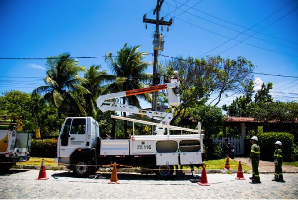 Tcnicos da Neoenergia inspecionaram sistemas  (Foto: Divulgao )