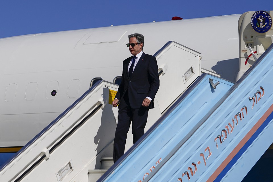 O secretrio de Estado dos EUA, Antony Blinken, desembarca de seu avio ao chegar ao Aeroporto Ben Gurion, em Tel Aviv (Foto: Nathan Howard / POOL / AFP)