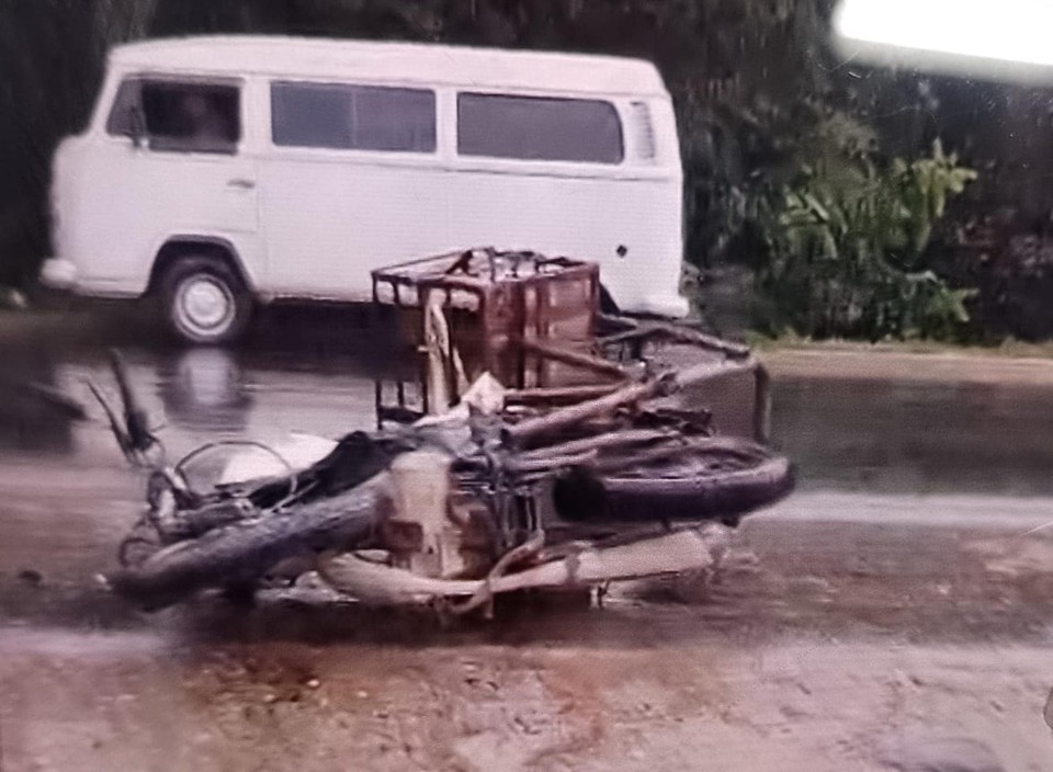 A motocicleta utilizada pela vtima foi jogada para longe com a fora do impacto (Foto: Reproduo/Telegram)