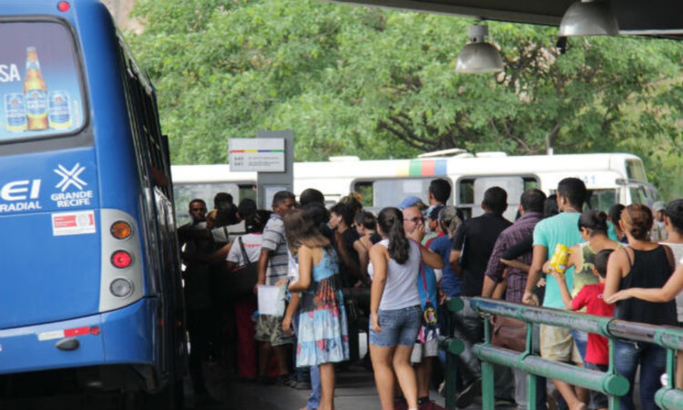 Passageiros que usam nibus no Grande Recife todos os dias vo ficar sabendo, na quinta (22), o novo valor da passagem (Foto: Arquivo/DP)