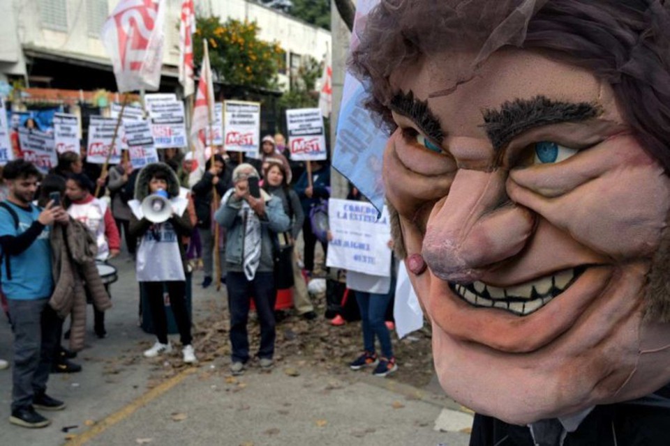 Membros de organizaes protestam contra o governo Milei em Villa Martelli, subrbio de Buenos Aires: conflito permanente na sociedade (foto: Juan Mabromata/AFP)