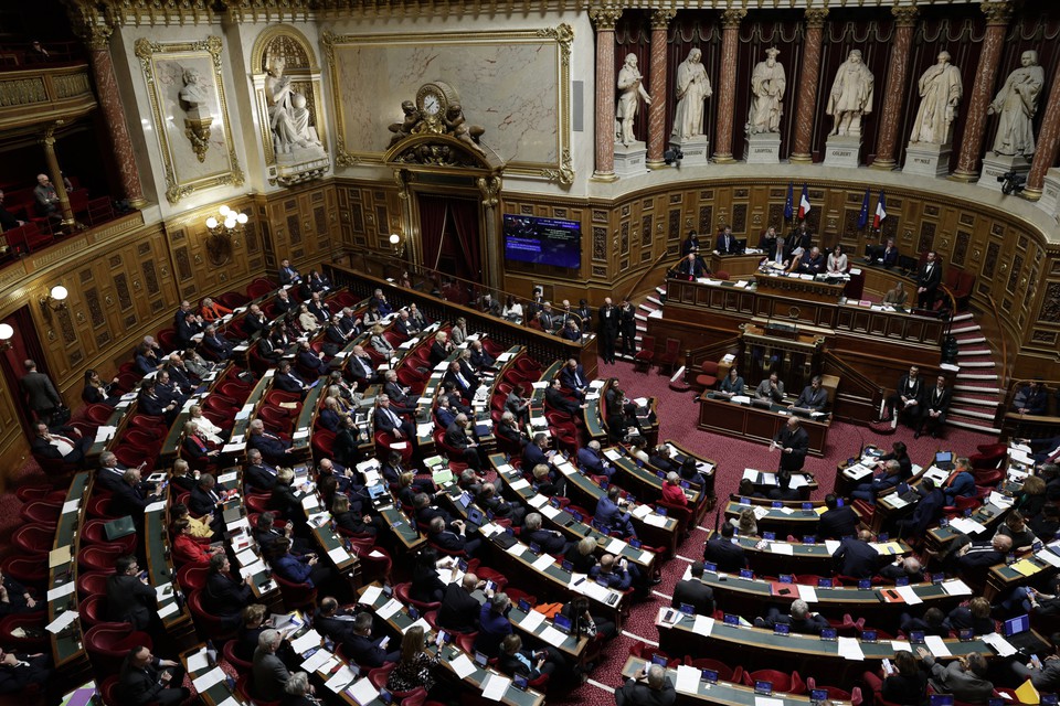 Senado francs deu o aval  garantia constitucional do direito ao aborto  (foto: STEPHANE DE SAKUTIN / AFP)