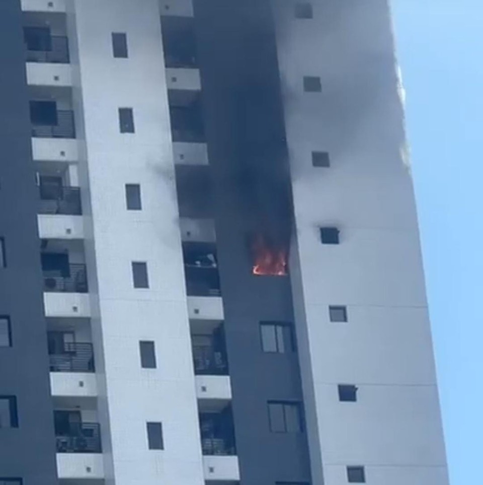 Fogo sai pela janela de apartamento na Madalena  (Foto: Redes Sociais )