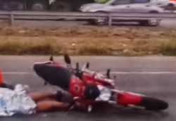 Motociclista derrapa em leo, cai e morre aps ser atropelado por caminho (Foto: Reproduo/Telegram)