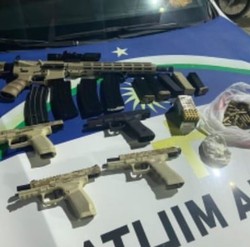  Fuzil, pistolas e mais de 120 munies so aprendidos em carro usado em caminho-cegonha com veculos novos  (Foto: PM )