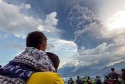 Vulco na Indonsia expele enorme coluna de cinzas (foto: BAYU ISMOYO, ARNOLD WELIANTO/AFP)