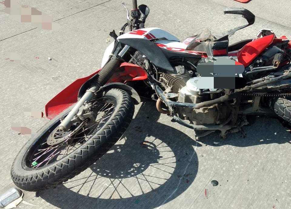 Moto ficou jogada no asfalto da BR  (Foto: PRF )